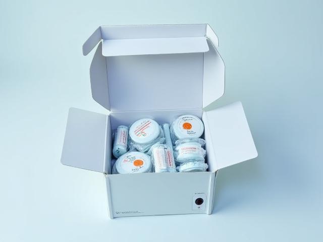 नियंत्रित तापमान पर औषधीय वस्तुओं से भरा एक विशेष पैकेजिंग बॉक्स, जिसमें तापमान निगरानी उपकरण लगे हैं।